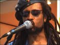 ras smaïla joue un titre avec vicky edimo �  la basse et alain decampos �  la batterie