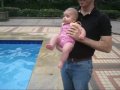 Amalia en la piscina