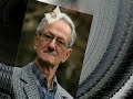 احمد آشور پورخواننده ترانه های گيلان،Ahmad ashoorpoor .احمد آشورپور ۱۸ بهمن ۱۲۹۶ غازیان، بندرانزلی به دنیا آمد. سال ۱۲۹۶ در رشته مهندسی کشاورزی از دانشکده کشاورزی، دانشگاه تهران فارغ التحصیل شد. او خواندن ترانه‌های گیلکی را به صورت غیرحرفه‌ای آغاز کرد ولی بعدها در سال ۱۳۲۲ به سفارش استاد ابوالحسن صبا برای اجرای پاره ای برنامه ها به رادیو راه یافت و بین سالهای ۱۳۲۵ تا ۱۳۲۷ و ۱۳۳۶ تا سال ۱۳۳۸ به همکاری با رادیو پرداخت. آشور پور از خوانندگان کلاسیک و فولکلور به حساب می آید که گرچه به زبان گیلکی می خواندند ولی به آموزش و تحصیل علمی موسیقی نیز پرداخت.احمد آشورپور با مرتضی محجوبی،حسین تهرانی و روح‌الله خالقی همکاری داشته است. در اوایل دهه هشتاد کارهای وی جمع آوری و اجرا شد و خاطراتش در کتابی تحت عنوان آفتاب خیزان، دریا طوفان به چاپ رسید.احمد آشور پوراحمد آشور پور، ترانه سرا و خواننده مشهور ترانه های عاميانه گيلان، روز يکشنبه بيست و دوم دی ماه ۱۳۸۶ در سن نود سالگی در بستر بيماری درگذشت. احمد آشور پور، با اِشرافی که به موسيقی غربی داشت، نت های موسيقی والس را در کنار نغمه ها و ترانه های عاميانه نشاند، و آثار وی برگی ا زدفتر زرين فرهنگ ايرانی است، که در خاطره ها باقيست.