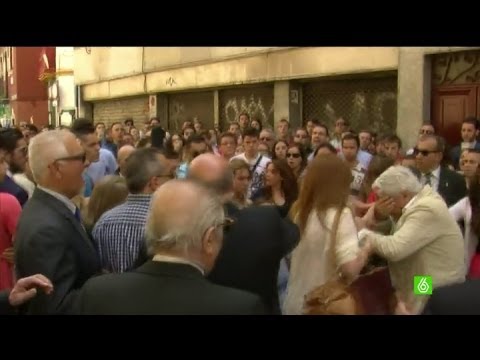 Sevilla - Le dio puñetazo en toda la cara. Así golpeó un joven a un hombre antes de la salida de la procesión de San Esteban en Sevilla. Habían discutido por escoger e...