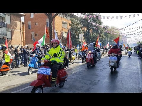 La partenza della grande parata del Vespa World Days a Pontedera