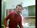 cucina internazionale   cuoco lorenzo   uomo in cucina