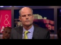 Pauw & Witteman - woensdag 2 november 2011 Europa is ontstemd over het plan van de Griekse premier Papandreou om een referendum te houden over de noodhulp aan Griekenland. Hierdoor wordt de uitbetaling van het volgende deel van het Europese steunpakket aan Griekenland onzeker. De Europese leiders willen dat Griekenland harde bezuinigingsmaatregelen neemt. Zo moet het land onder meer de pensioenleeftijd verhogen en de ambtenarensalarissen verlagen. Maar met het nieuwe voorstel van een referendum lijkt Europa terug bij af te zijn in het redden van de euro. Het referendum wordt pas over een paar maanden gehouden waardoor het hele reddingsplan vertraging oploopt. Morgen wordt er voorafgaand aan de G20-top in Cannes met Griekenland over het referendum gesproken. Moet Europa de Grieken nog blijven steunen nu ze zo dwarsliggen en is de euro nog overeind te houden? Hierover gaan fractieleider van de VVD Stef Blok en fractieleider van de SP Emile Roemer in debat vanavond in Pauw & Witteman.