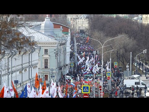 Russland: Gedenken an Boris Nemzow, Tausende fordern  ...