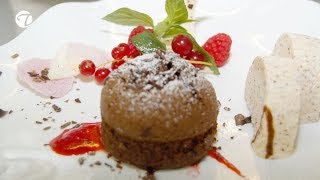 Schokoladentörtchen mit flüssigem Kern mit Tonkabohnen Parfait | Rezept Dessert Schokoladentörtchen mit flüssigem Kern mit Tonkabohnen Parfait | Rezept Dessert