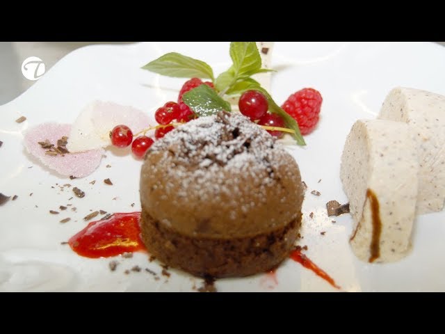 Schokoladentörtchen mit flüssigem Kern mit Tonkabohnen Parfait | Rezept Dessert