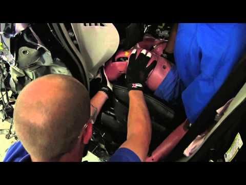 Chrysler Town & Country – Removing the dummy after the crash test | AutoMotoTV