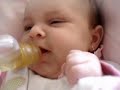 Julia tomando cha de camomila