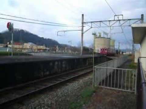 JR江原駅を発車するキハ47