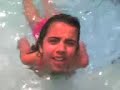 hanah na piscina do predio