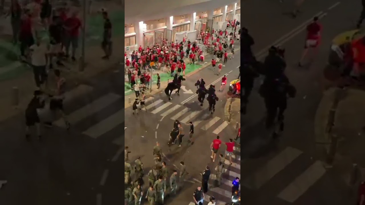 כאוס בבלומפילד: פרשי משטרה דהרו לעבר אוהדים שיצאו מהאיצטדיון לאחר ביטול הדרבי, נער אחד נרמס