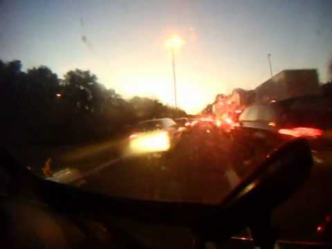 Conducción arriesgada entre coches