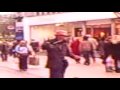 NORWICH PUPPET MAN ENTERTAINING THE PRE-CHRISTMAS CROWDS