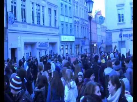 Marsz protestacyjny przeciwko ACTA, Zielona Góra Marsz protestacyjny przeciwników podpisania przez Polskę umowy ACTA. Zielona Góra, 25 stycznia 2012 r., godz. 16.00 - 17.00. Ulicami miasta w pokojowej demonstracji wzięło udział ponad tysiąc osób - w przeważającej części młodych. Transparenty głosiły has