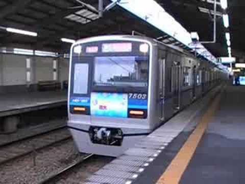 北総7500形7503編成(ラッピング)到着発車と京急2100形2133編成通過