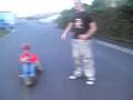 Roller zieht skateboard