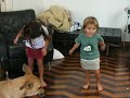 Cami e Emi dan�am o Hang Five