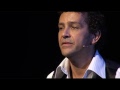 Sonneveld Voor Altijd! Trudy Labij, Syb van der Ploeg, Frits Sissing, ea in een muzikale hommage aan Wim Sonneveld. Voor meer info: www.theaterxl.nl of http De makers van Telkens Weer Het Dorp, het succesvolle eerbetoon aan tekstdichter Friso Wiegersma (Sonnevelds levenspartner) presenteren vol trots het theaterconcert Sonneveld voor Altijd!. Een verrassende combinatie van topartiesten zorgt voor een unieke en intieme voorstelling waarin Wim Sonnevelds veelzijdigheid als cabaretier en zanger centraal staat. Televisiepersoonlijkheid Frits Sissing wordt geflankeerd door theatervedette Trudy Labij en de charismatische Syb van der Ploeg. Het gezelschap wordt gecompleteerd door Suzan Seegers (finaliste in Op zoek naar Evita; Cosette in Les Misérables) en Roberto de Groot (Juan Perón in Evita). Jan Aarntzen zorgt voor een sfeervol kostuum- en decorontwerp. De regie is in handen van Eddy Habbema, Frans Schraven tekent voor de choreografie. Begeleid door een live orkest zullen hoogtepunten uit het onsterfelijke repertoire van Sonneveld ten gehore worden gebracht, waaronder Nikkelen Nelis, Het Hondje van Dirkie, Margootje en Ome Thijs. Uiteraard zal Het Dorp, het meest gewaardeerde Nederlandstalige lied van de vorige eeuw, niet ontbreken. Een oeuvre dat onvergetelijk, onweerstaanbaar en onverwoestbaar is. Kortom: Sonneveld Voor Altijd!. Wim Sonneveld was niet alleen tijdens zijn leven geliefd bij een groot publiek, ook na zijn dood blijven zijn naam en faam bestaan dankzij een <b>...</b>