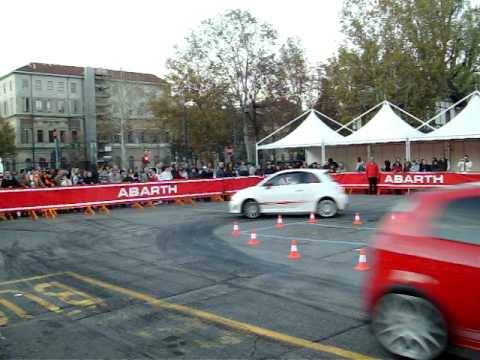 500 Abarth :: Zwei Fiat liefern sich auf einem Mini Rundkurs in diesem Auto Video ein Rennen. Allerdings keine 'normalen' Fiat, sondern zwei... 500 Abarth - Zwei Fiat liefern sich auf einem Mini Rundkurs in diesem Auto Video ein Rennen. Allerdings keine 'normalen' Fiat, sondern zwei...