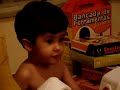 C�sar e J�lia brincando com seus presentes II