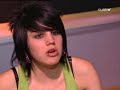 Angy canta en los ensayos Devil Came To Me