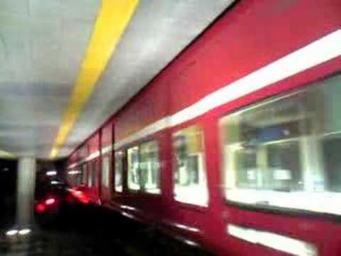 京急上大岡駅　普通電車が到着