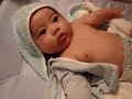 bébé prend le bain.