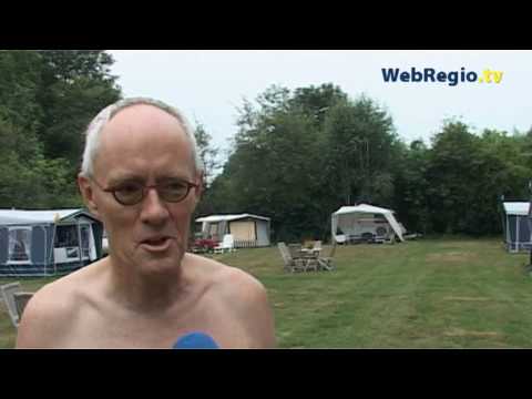 Naturisten zonnen zich streeploos bruin op open dag