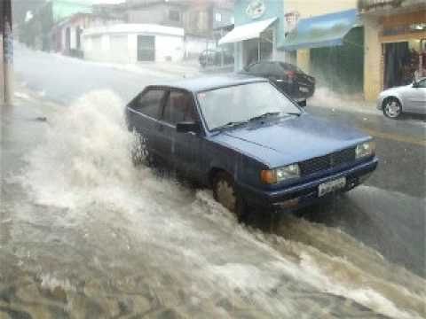 Fuertes lluvias en Sao Paulo arrastraron a una joven por las calles