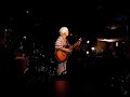 知り合いのライブです。 上げたら怒られるのかな;; でも、応援してますよ~ ☆ 歌詞嫁に来てから女として楽しい時を冷たい水に溶かし続ける手はすっかり荒れたそんな手で叩かれて涙の中の温かさを感じたたくさんの愛を小さな体に背負ってずっと配り続けてるおとんの豆腐と一緒に贅沢させてやると言った私にゆっくり朝ごはんを食べてみたいと笑った何も知らなかった母として強く生きてたんだこの先あなたに私は何を配って行けるのだろういつか一緒に朝ごはんゆっくり食べましょう。 Ah～ あなたの子供に生まれて幸せ感じて生きてます涙はうれしい涙だけ笑顔と共に配るからLa～