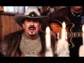 1.t�nk v� tomten likna pappa (santa looked a lot like daddy)

2. ett litet r�tt paket

3. vackra jultid (pretty paper)

4. tomterock

5. mary�s boy child

6. run rudolph run

7. vitare �n sn�

8. with bells on

9. louisiana christmas day

10.ljusen i advent

11.such a night

12.om jag f�r det jag �nskat  (ill be home this christmas)

13.mjuka paket

14.jingle my bells

 

ny bio:

 

f�rra �ret firade lasse stefanz 40-�rsjubileum, men bandet visar sannerligen inga tecken p� att trappa ner p� sin makal�sa karri�r.

snarare tv�rtom. den 17:e november kommer bandets julskiva, sv�ngjul. en platta som presenterar en fr�ck rocknrollk�nsla utan att tappa det patenterade lasse stefanz-soundet.

 

 n�r vi satte oss ner och diskuterade en julskiva k�nde vi alla att vi inte ville g�ra en skiva med o helga natt och nu t�ndas tusen juleljus, utan n�got fr�ckare, s�ger bandets s�ngare och trummis, olle j�nsson. s� vi valde ut l�tar av chuck berry, tractors, shakin stevens och andra och kombinerade det med nyskrivet material av v�ra hovleverant�rer kent fungal och heidi krohn.

 

producenten svante persson ligger �ven bakom soundet p� deras tv� senaste album och forts�tter att med varsam hand f�rnya bandets ljudbild utan att alienera deras m�ng�riga fans.

deras countryinfluerade dansmusik f�r p� den nya julskivan en lite rockigare touch �n vanligt. 

med p� plattan finns ocks� landets kanske b�sta munspelare, mats ronander. �nnu ett tecken p� att bandet �r respekterat i rockkretsar: olle j�nsson har redan sjungit duett med plura (eldkvarn) och nisse hellberg (wilmer x) specialskrev tv� l�tar till senaste plattan. men rocknroll �r en sida som alltid funnits hos lasse stefanz.

 

detta folkk�ra band �r verksamt inom en genre vars belackare p�st�r att det �r sv�rt att h�ra skillnad p� de olika banden. men ingen kan ta miste n�r lasse stefanz �r i farten.

 den tydliga identiteten �r v�l en del av hemligheten, konstaterar olle. folk h�r att det �r vi, b�de p� min r�st och p� hela v�rt sound. vi �r ett samspelt g�ng och har haft samma s�ttning sedan 1971. och v�r gitarrist christer eriksson har en enorm fingertoppsk�nsla n�r g�ller att v�lja r�tt material.  i grunden finns f�rst�s ett idogt arbete, det h�r �r inget som kommit gratis.

 

lasse stefanz har haft tv� rej�la karri�rtoppar. en var perioden d� 80-tal blev 90-tal och den allest�des n�rvarande de sista ljuva �ren l�g p� svensktoppen 65 veckor. den andra perioden p�g�r just nu. de senaste �ren har n�mligen varit de mest framg�ngsrika i lasse stefanz karri�r. deras tre senaste album har n�tt den svenska hitlistans f�rstaplats. bara under det senaste �ret har svt s�nt en dokument�r och en konsert med bandet och haft med dem i alls�ng p� skansen. tv4 bj�d in dem att spela p� grammisgalan. och i v�r s�nder svt det avsnitt av s� ska det l�ta d�r olle medverkar. l�gg till detta det faktum att bandet �r lika omtyckt i norge som h�r hemma.

 

i skrivande stund �r lasse stefanz dessutom h�gaktuella f�r melodifestivalen.

- det h�nder s� mycket kul att man knappt h�ngt med sj�lv, erk�nner olle. vi har haft n�gra veckors speluppeh�ll men nu b�rjar det rycka i spelnerven igen!

 

hur l�nge kommer de att h�lla p�?

- vi forts�tter s� l�nge folk vill ha oss och vi f�r vara friska, lovar den sympatiske s�ngaren och f d trumslagaren.

 

en sak �r s�ker: spelgl�djen �r of�rminskad.