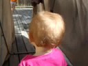 Filip och Ella leker ute bland lakanen. (1 juli 08)