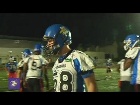 Sebfootball - Vous voulez conserver ce reportage ? Téléchargez sur http://myreplay.tv/v/csVC4YIB . Les footballeurs américains des Pygargues de Troyes initient Seb au jeu ...