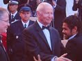 qualit� pourrie, son pourri, mais l'important, c'est le contenu: jamel, comme � son habitude, prend un petit bain de foule avant de monter saluer gilles jacob et thierry fr�maux.
