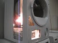 Hoge energieprijzen dwingen ook
fabrikanten van witgoed tot slimme
oplossingen om het energieverbruik van
huishoudelijke apparatuur in te dammen.
Siemens heeft nu als wereldprimeur een
wasdroger met warmtepomp, waardoor
deze maar liefst veertig procent zuiniger is dan de energieklasse A. Bij acht droogbeurten per week heeft de klant in vier jaar de aanschafprijs
terugverdiend. 

In de video een opengewerkt showmodel. Dit laat de werking zien van het automatisch reinigen van de condensor. Het water uit de 'normale' opvangbak stroomt onder hoge druk via de leiding door de condensor. Hierdoor blijft de machine altijd zijn zuinigheid houden.

Verkrijgbaar bij de Siemens extraKlasse dealers, waaronder Coan Witgoed te Rijssen.