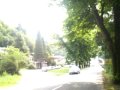 Sono appena arrivato all'entrata di Caporetto/Kobarid.  In Slovenia i cartelli che indicano i nomi dei comuni sono gialli. Un minifilmato ripreso (con la macchina fotografica digitale) domenica 8 luglio 2007, facente parte di una serie di video della gita il cui resoconto si può leggere su http://ferrimarco.blogspot.com