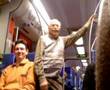 Betrunkener Mann belästigt Reisegruppe im Zug und erzählt...