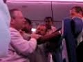 هندي يبي ينزل من الطياره وهي تطير حلها