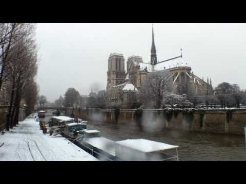 Fuertes nevadas obligan a cerrar la Torre Eiffel y los aeropuertos de París