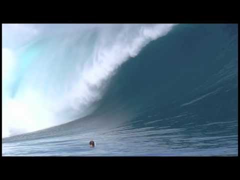 Impresionante ola es dominada por surfista