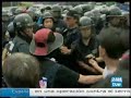 Dales acción, búscame dales acción en la calle! Quieres acción, esto no se ha terminado mira, hay mas de dos Vamos a dejar de jugar hay que tirar esa puerta patada y se acabó. Monta jaleo en la calle, OKUPACION no van a darte la llave, OKUPACION Hablar por hablar, ese es el sistema empleado eres un peligro ¡defiendete! Van a usar la porra otra vez tus costillas contra el suelo hostia en la boca, hostia en los huevos. Monta jaleo en la calle, OKUPACION no van a darte la llave, OKUPACION Dales acción, búscame dales acción, ármate dales acción a por ellos. No tienes opción, romántico callejero las tuercas van a saltar tu sitio lo tendrás que tomar cueste lo que cueste apaga y vámonos.