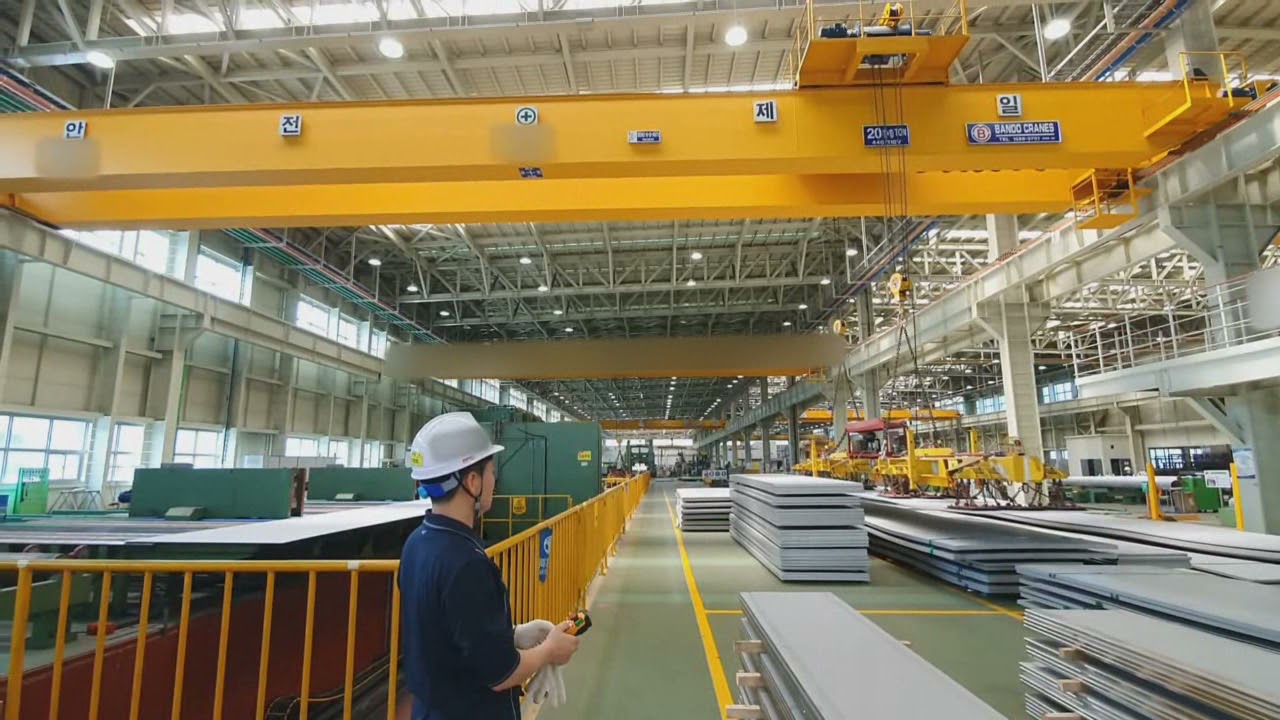 Magnetic overhead crane operation with wireless remote control #Shorts