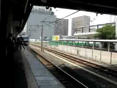ＥＦ210貨物列車　警笛を鳴らして尼崎駅を通過