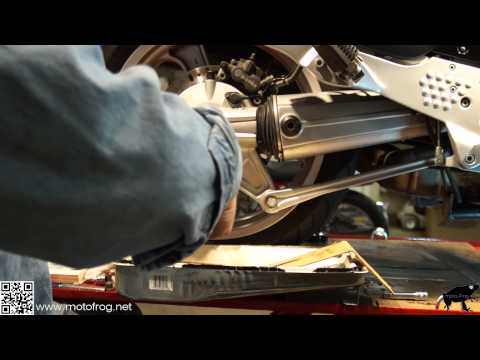 how to change battery on bmw r1100rt