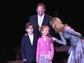 Koninklijke Van den Boer Groep BV. Dat is de nieuwe naam van Maison van den Boer nu ze het predikaat Koninklijk in haar naam mag voeren. Maison van den Boer vierde vrijdagavond in het Concertgebouw in Amsterdam met familie, relaties, klanten, toeleveranciers en medewerkers het 100-jarig bestaan van het cateringbedrijf uit Veghel. De Nederlandse marktleider in partycatering kreeg uit handen van burgemeester Frankfort van Veghel officieel het predikaat uitgereikt. Algemeen directeur Noud van den Boer ziet hiermee een lang gekoesterde wens in vervulling gaan en liet dat dankbaar weten aan de afwezige vorstin: 