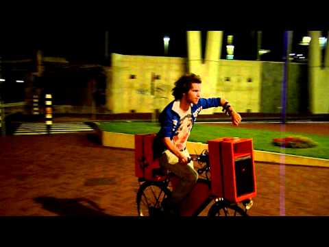Overal peuken en een fietswrak in de hoek YouTube Preview Image