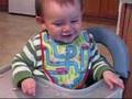 11-month-old Klaus 小K扔Cheerios