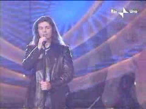 Lacrime - Grignani presenta sul palco di Sanremo 2002 il brano Lacrime dalla luna.