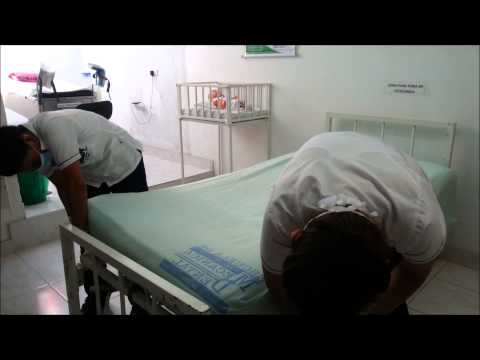 Tendido de cama Cama - Regalanos una manito arriba Realizado por estudiantes de la escuela mecánica dental del valle (ENFERMERÍA) TUVIMOS ALGUNOS ERRORES.