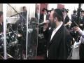 Shragy Gestetner Singing at a Wedding in Ateres Chynka
